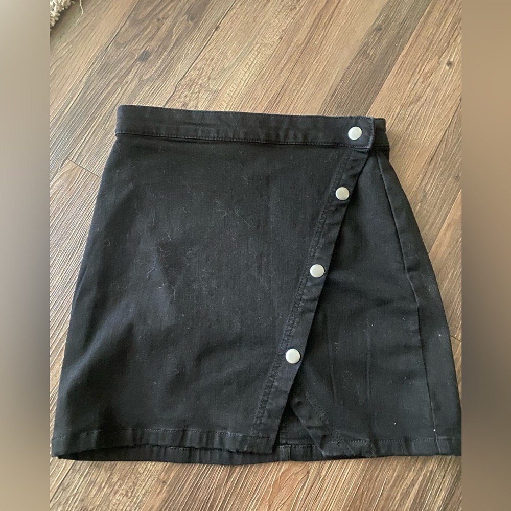 Free People skirt with silver buttons
across. Size 4